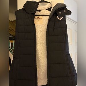 Hollister Black Quilted Puffer Vest with Cream Sherpa Lining